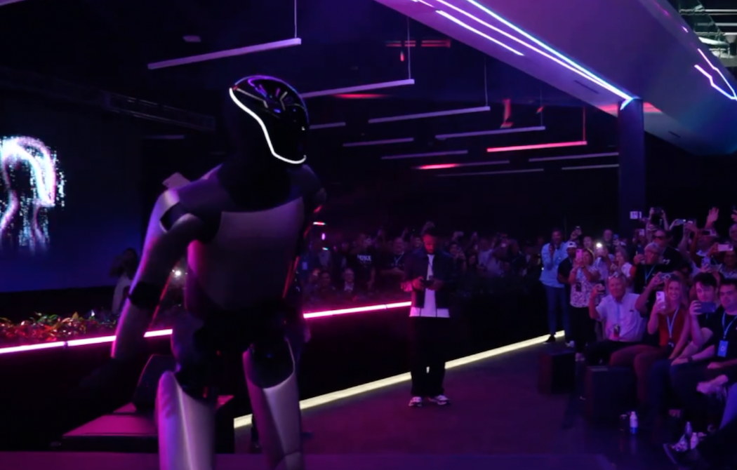 最新のオプティマスの動きはもはや人間のよう（クレジット：テスラ）