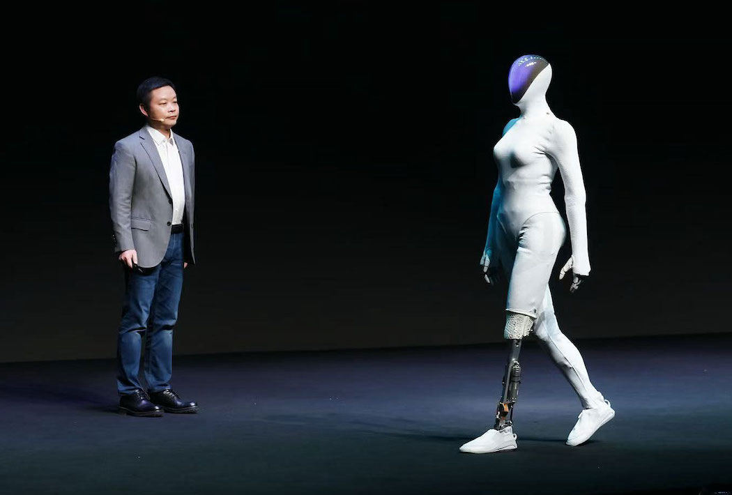 皮膚素材がなくても自然な歩行をおこなった「Iron」