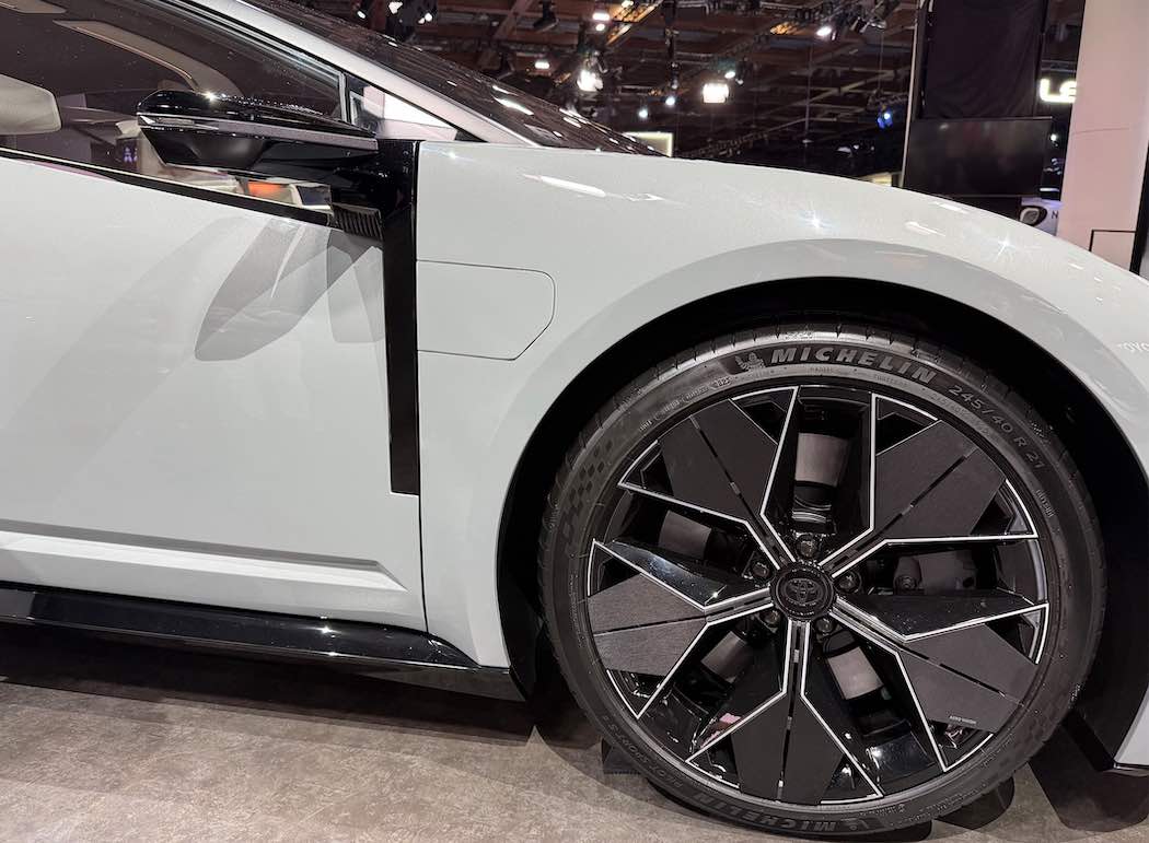 両サイドの前方に設置された充電口