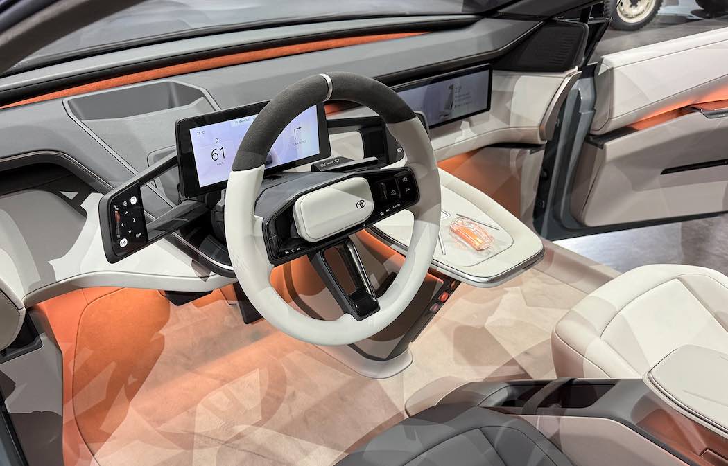 低く設定されたカローラコンセプトのインパネ