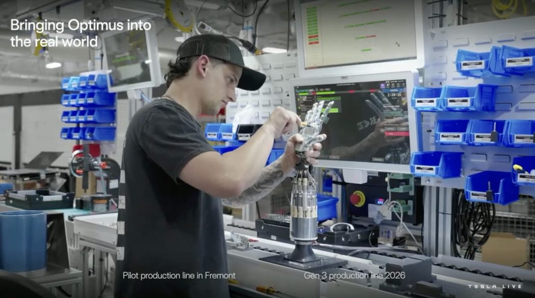 オプティマスの手を作るテスラAIチームの従業員（クレジット：テスラ）