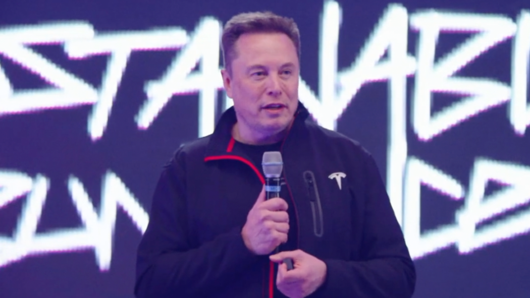 イーロンは予定時間を過ぎても、最後まで投資家からの質問に丁寧に答え続けた（クレジット：テスラ）