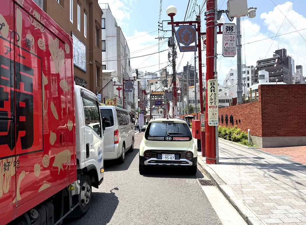 街乗りに適したINSTERは、横浜中華街の狭い道でもスムーズにドライブ
