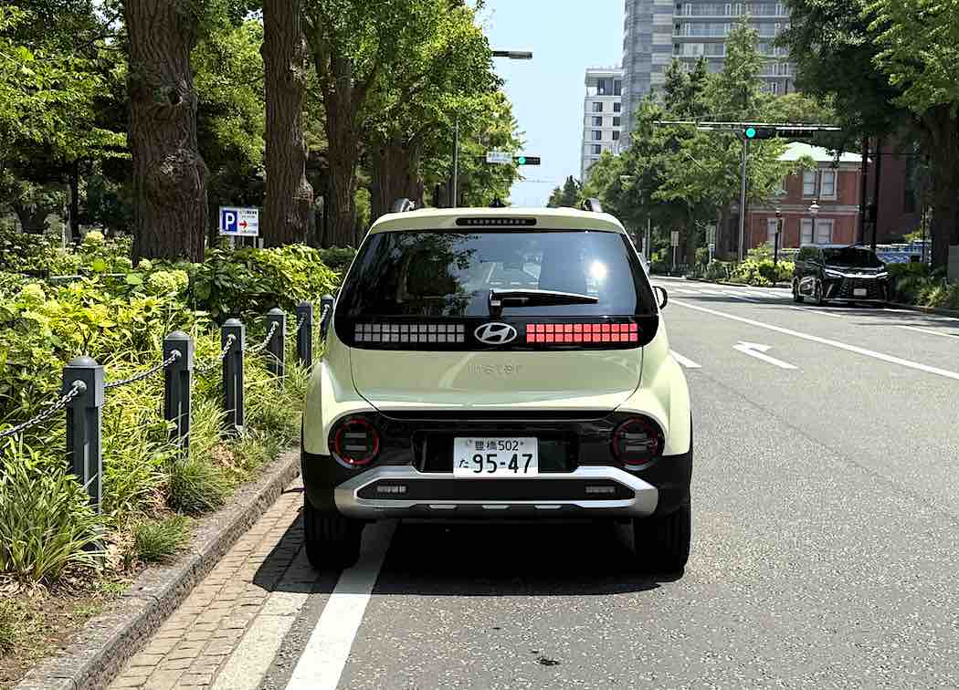 デザインが街に映えるINSTERのリア