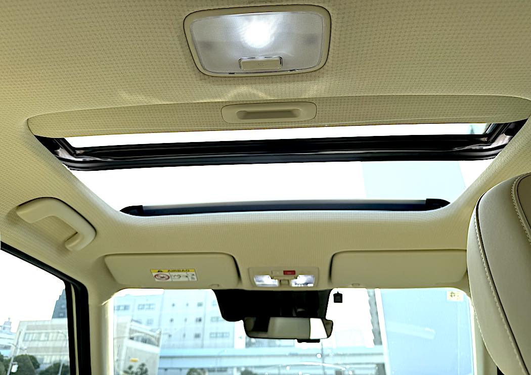 テスラにはないサンルーフが