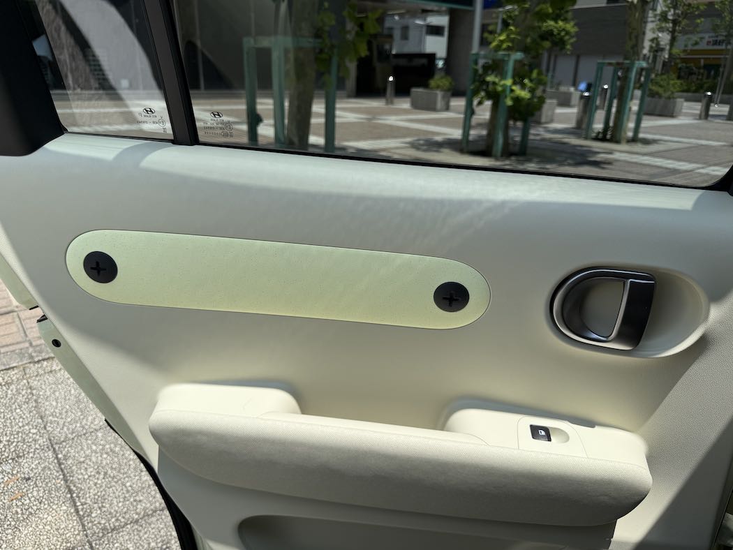 後部ドアの内張にもデジタルフェイスと同じような意匠が