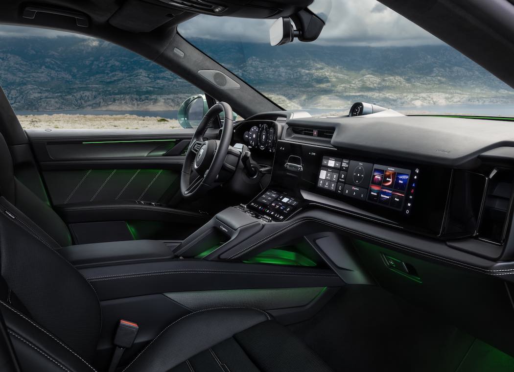 14.25インチのフルデジタルメータークラスター。オプションでは、14.9インチ助手席ディスプレイを採用