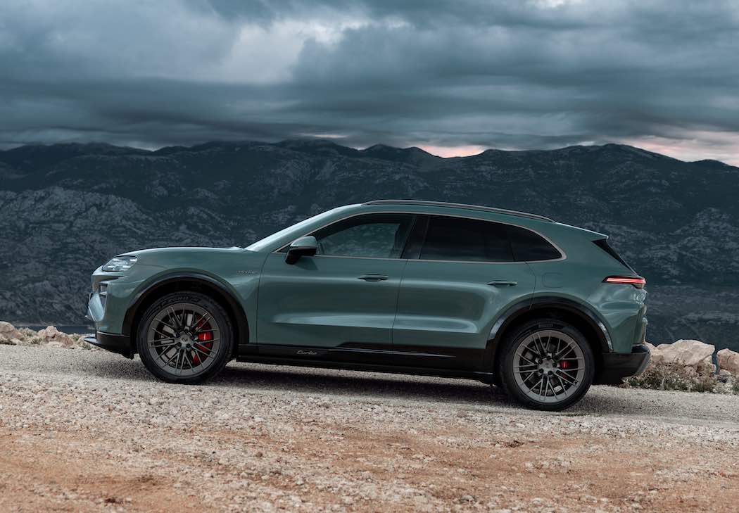 カイエンターボエレクトリックのラゲッジ容量は747〜1554リッター