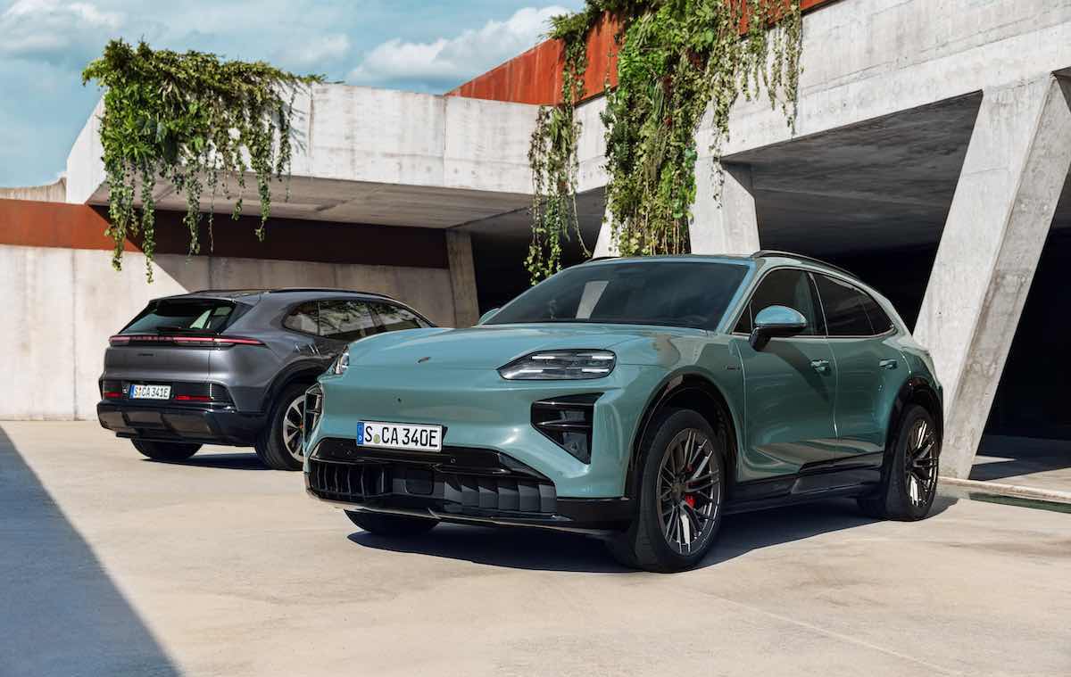 ラインナップは「カイエンエレクトリック」(左)と「カイエンターボエレクトリック」(右)の2モデル