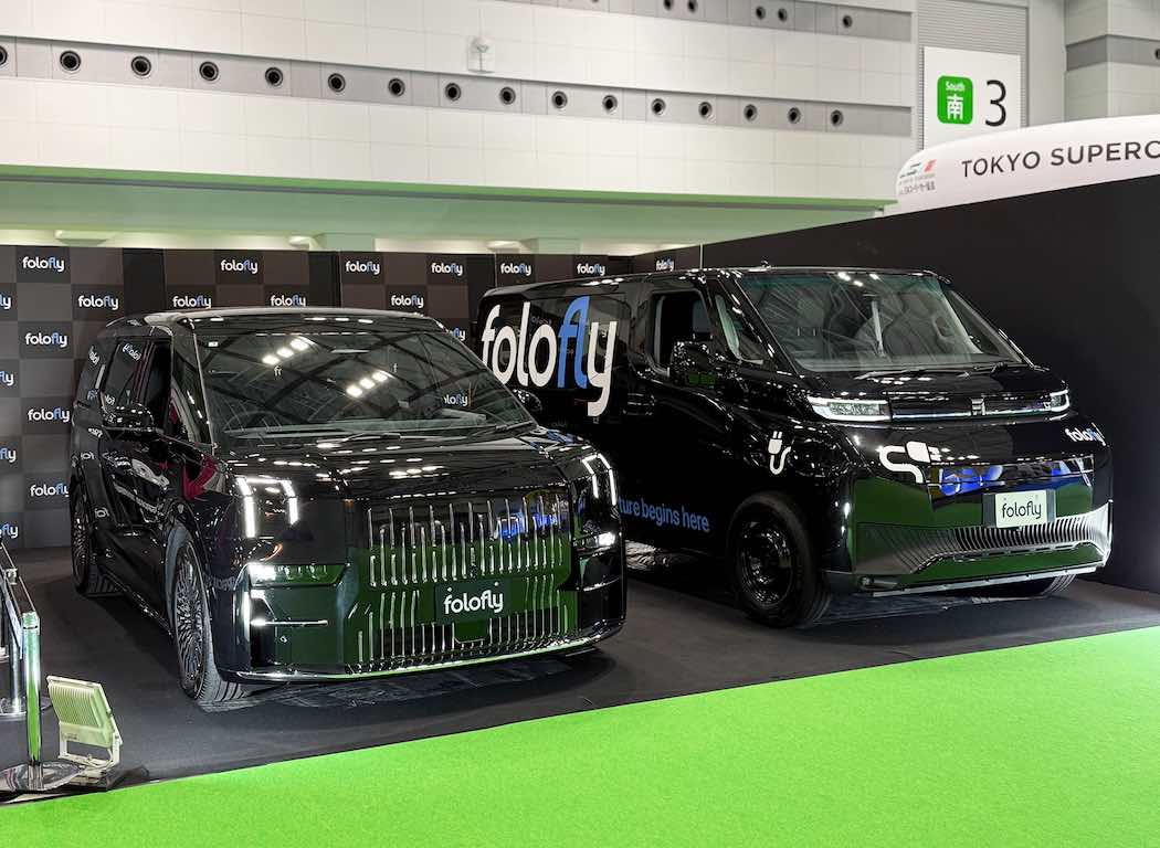 日本初披露となったZeekrの大型MPV「Zeekr 009」(左)とGeelyのモデルをベースとしたフォロフライの1トンクラス大型バン「F11VS」(右)