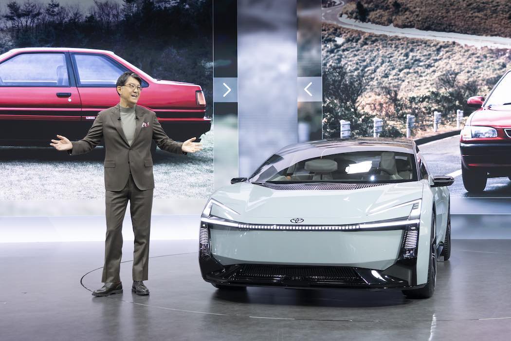 プレスデーのスピーチで新型カローラのコンセプトを語った佐藤恒治社長