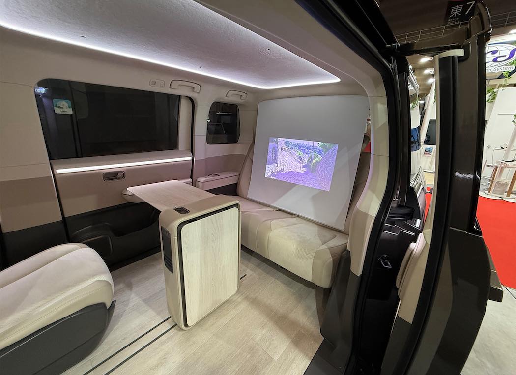 後部座席にはスクリーンを設置