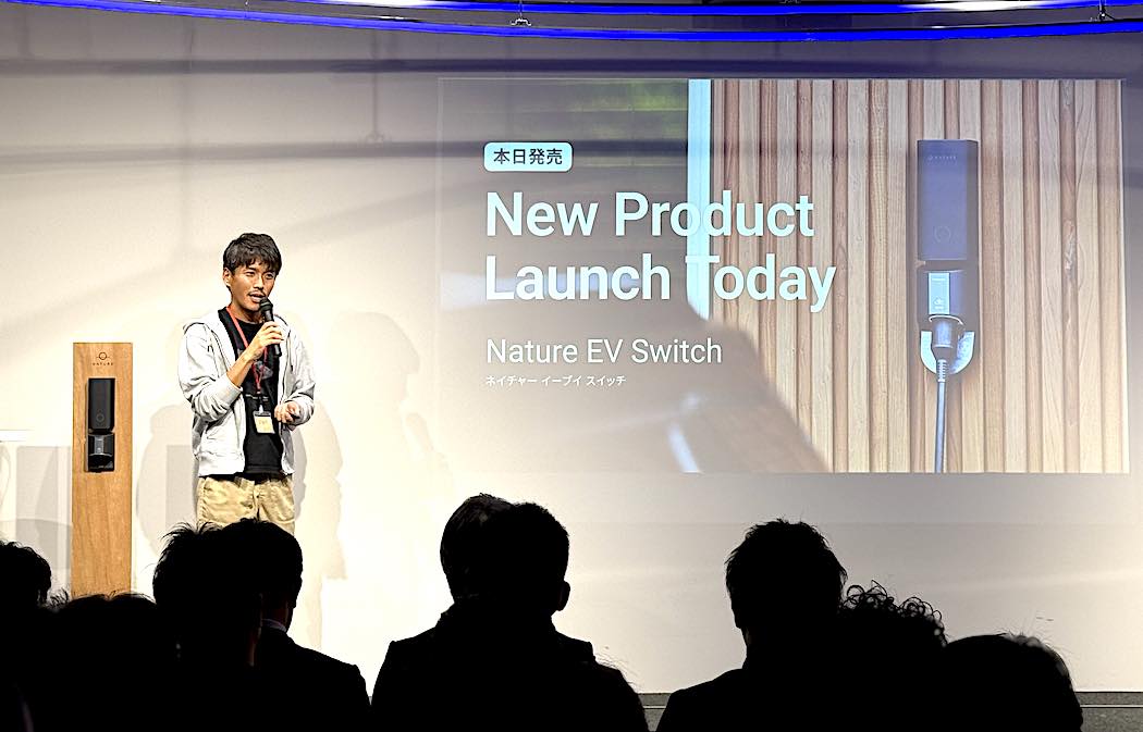 記者会見で「Nature EV Switch」の説明をするNature代表取締役の塩出晴海氏