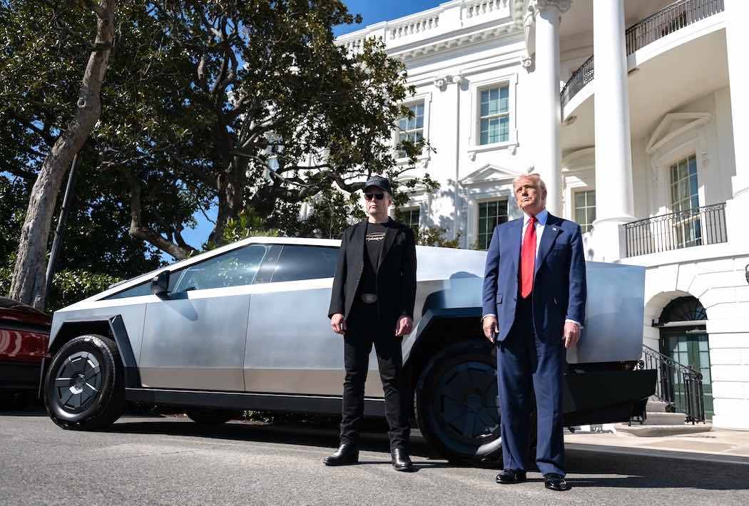 ホワイトハウスの前でテスラと共に会見を行った、イーロン・マスクとトランプ大統領(写真:ホワイトハウス公式HPより)