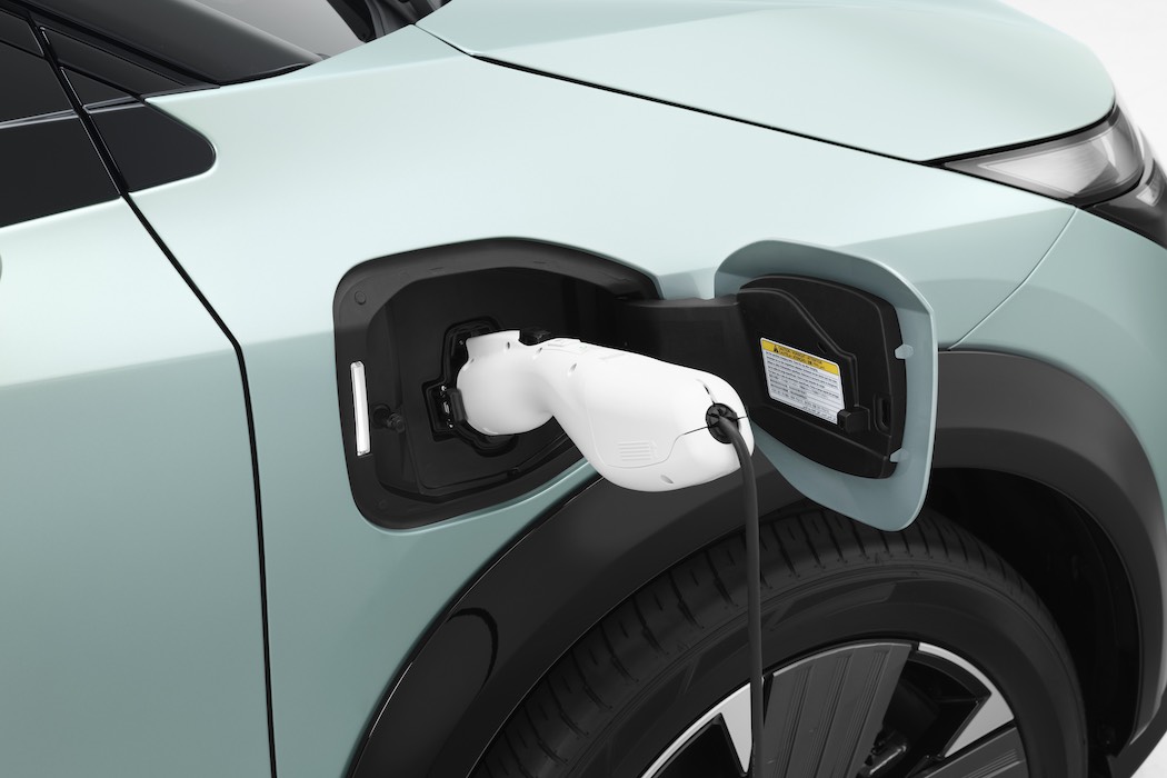 日産アリアにAC外部給電コネクター（標準装備）をつなげば、駆動用バッテリーの電力を利用して車外で最大1500W*まで電気製品の使用が可能