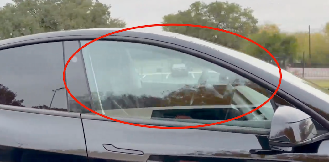 オースティンの公道を走る無人走行テスト中のモデルY（出典：X @Mandablorian）