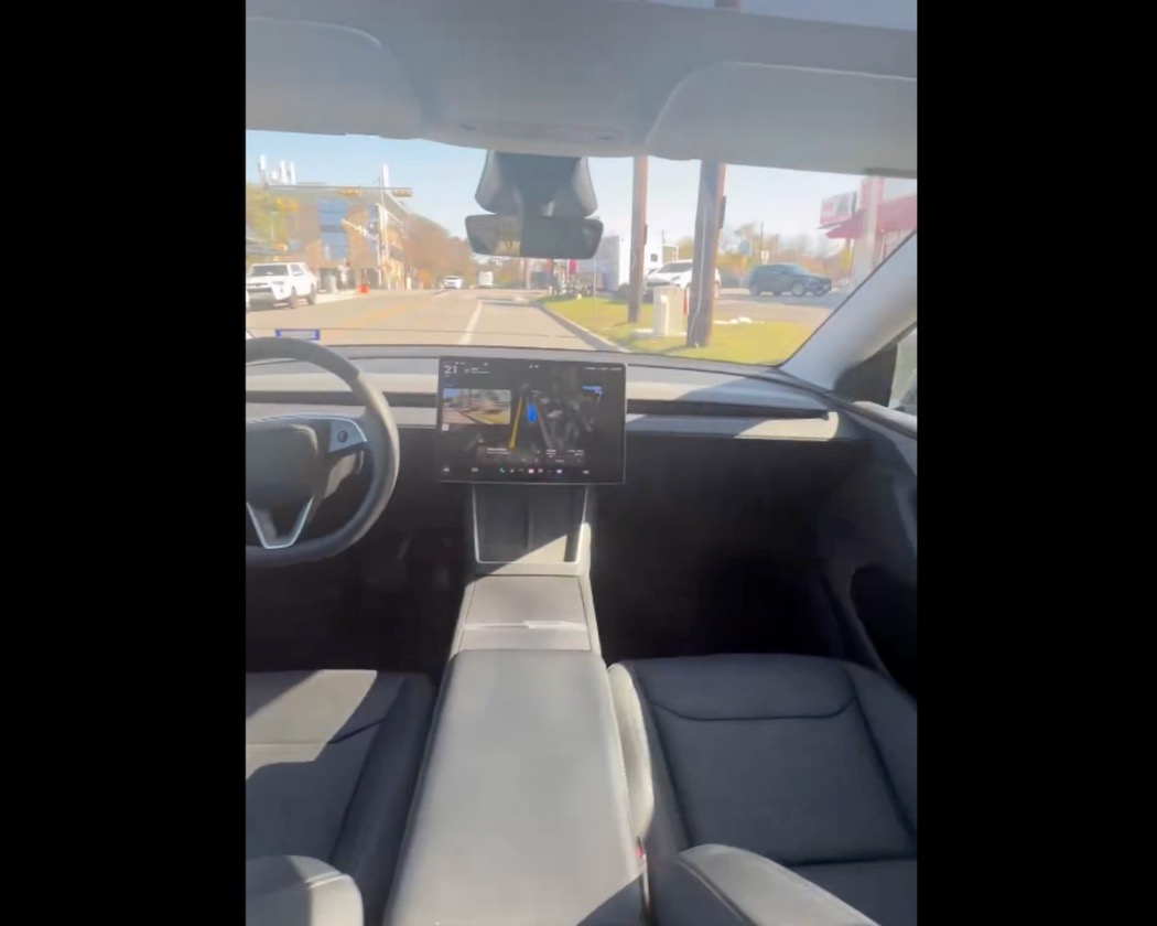 テスラ従業員が撮影した、無人テスト中の車内視点（出典：X @philduan）
