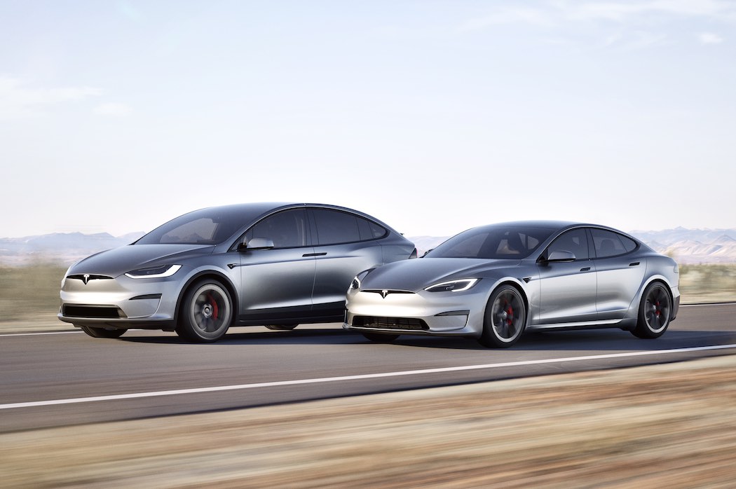 日本では発売中止となったモデルX（左）とモデルS（右）