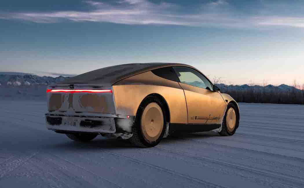 アラスカの極寒環境でテストが行われているサイバーキャブ（クレジット：テスラ）