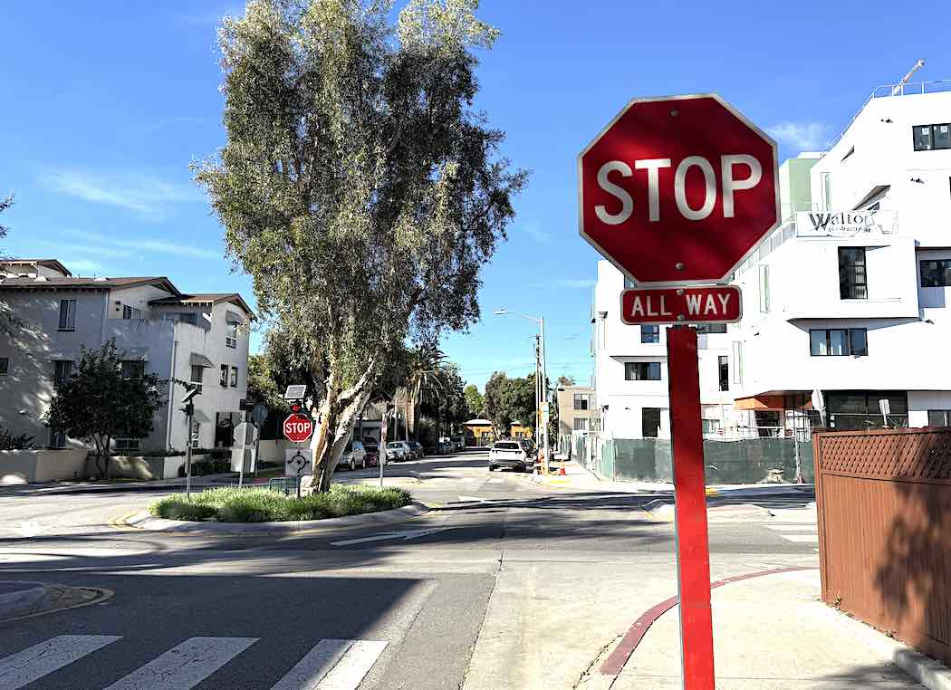 STOP（一時停止）の連続はFSDの弱点