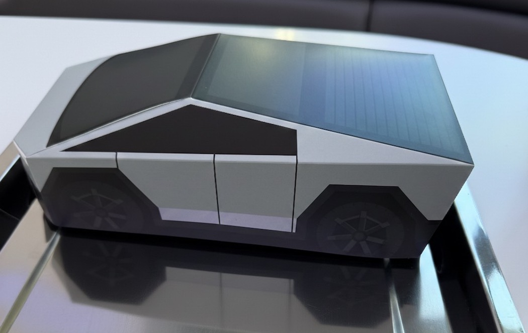 ハンバーガーが入ったサイバートラックボックス