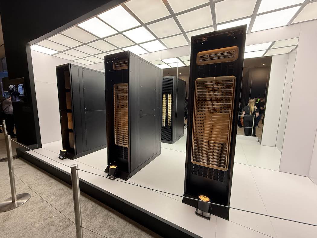 NVIDIAのブースにはチップや基板が並んでいる