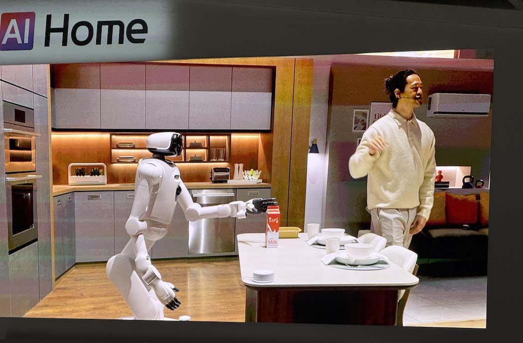 LGのブースのお手伝いさんロボ