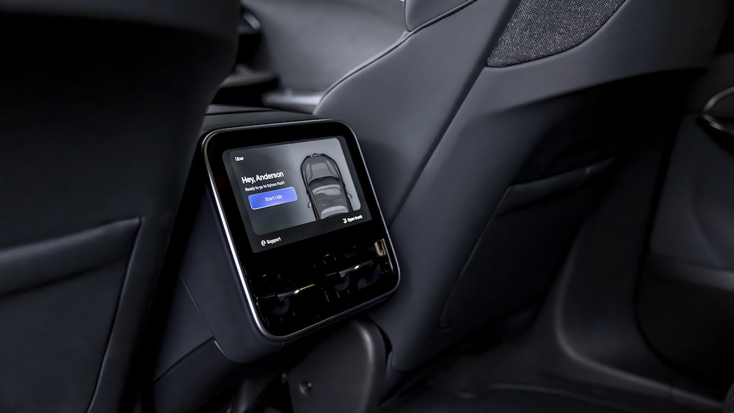 乗員はインタラクティブなスクリーンを使って空調の調整、音楽の選択、サポートへの連絡、停車のリクエストなどの操作が可能