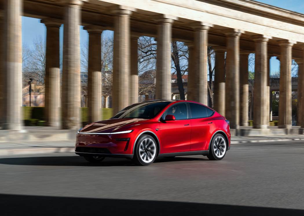 テスラモデルYが街を走る様子