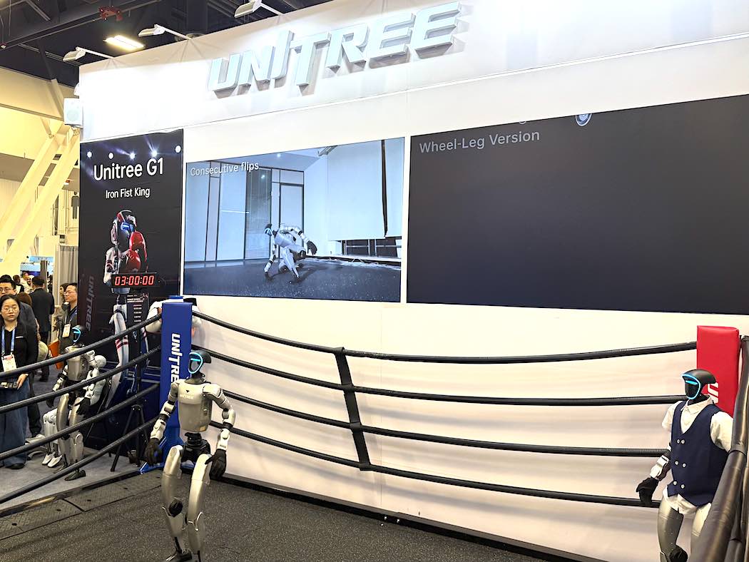 ボクシング風のリングに立つ「Unitree Robotics」の人型ロボット