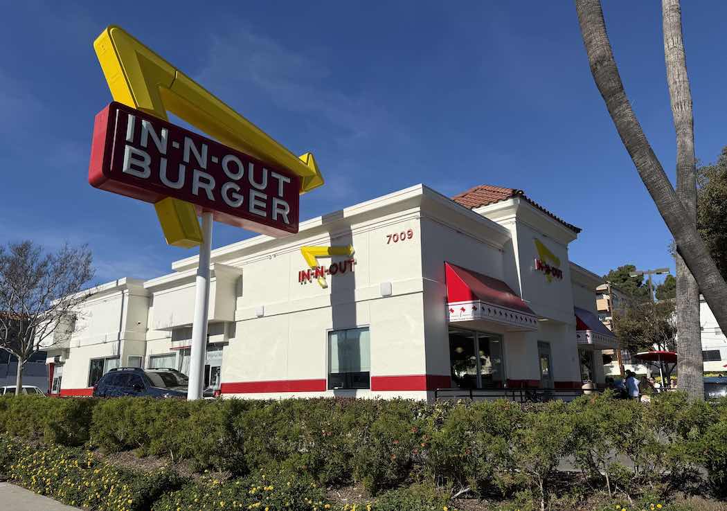 イン＆アウトバーガーの入口で事件が