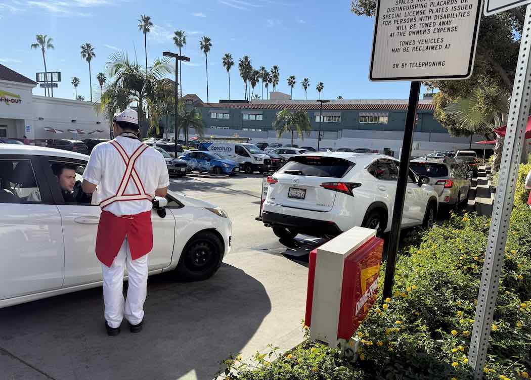 イン＆アウトバーガーのドライブスルーに並ぶ車列