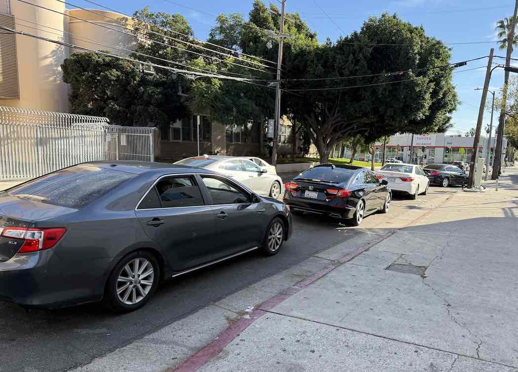 店の外に連なるウェイモを混乱させたイン＆アウトバーガーの行列