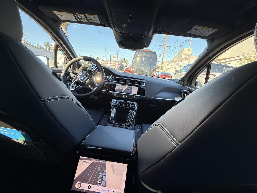 後部座席から見たウェイモのドライブ中の様子