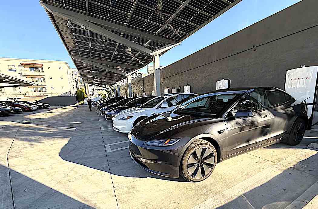 テスラダイナーには、V4スーパーチャージャーが80基設置される