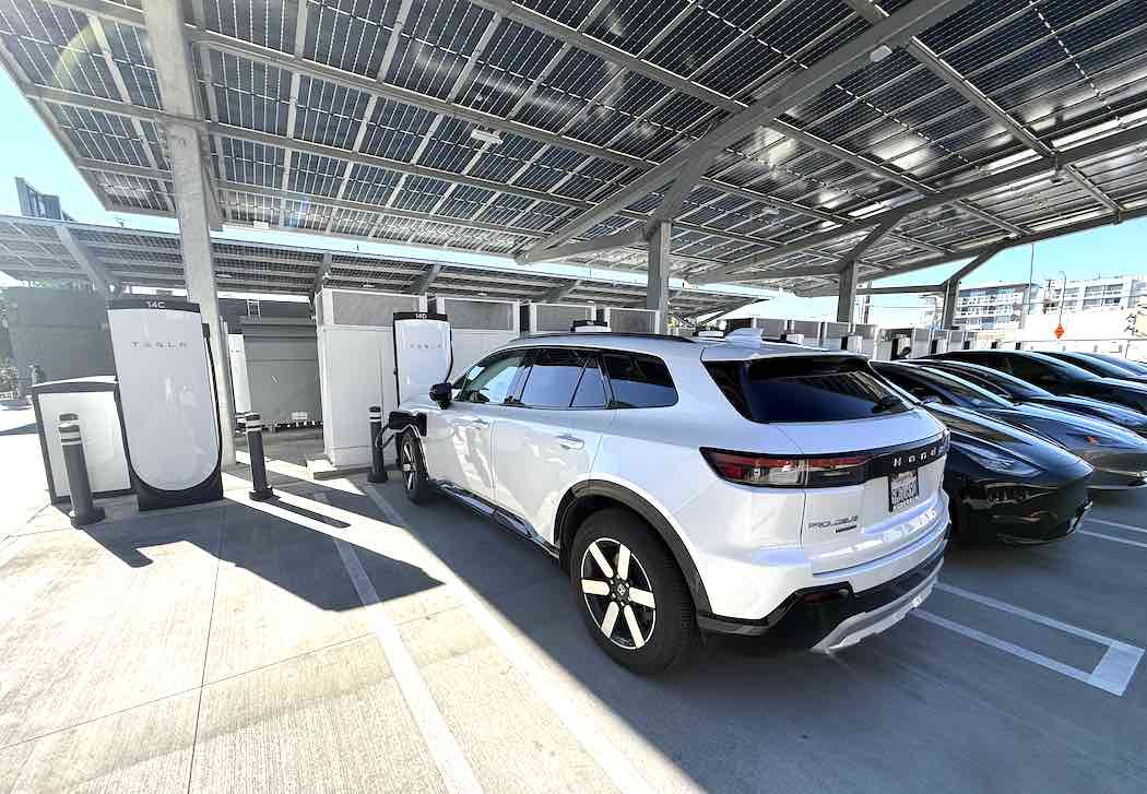 ホンダのプロローグがスーパーチャージャで充電中