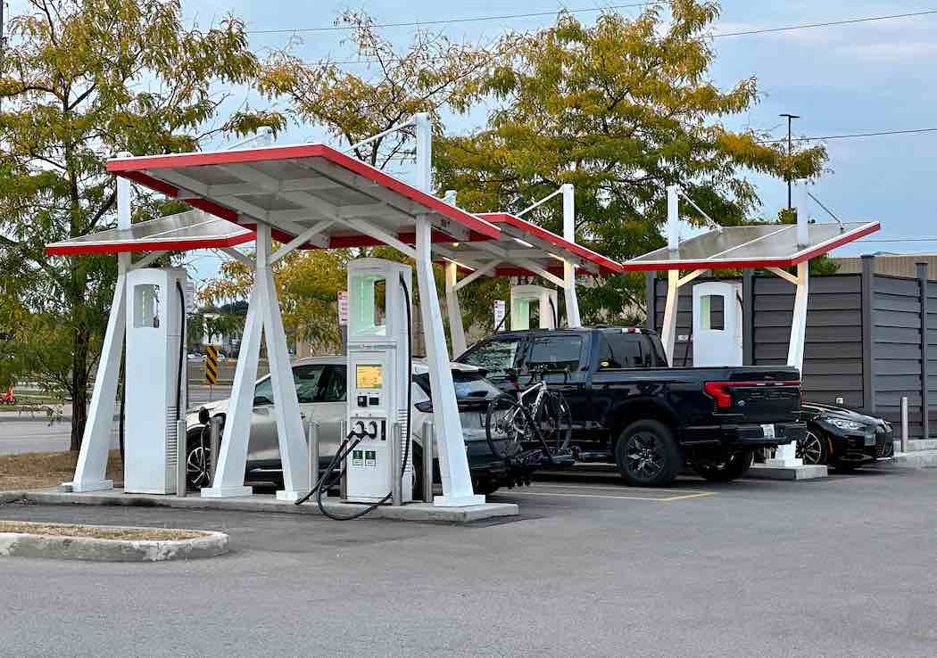 カナダの充電ステーションの様子（写真：iStock.com/oliver de la haye）