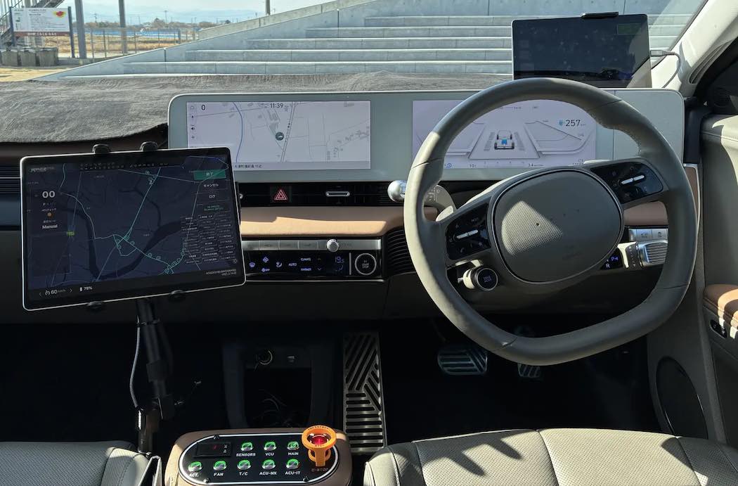 車内の自動運転関連システム　タブレット端末(左)と緑色ボタン部分(下)