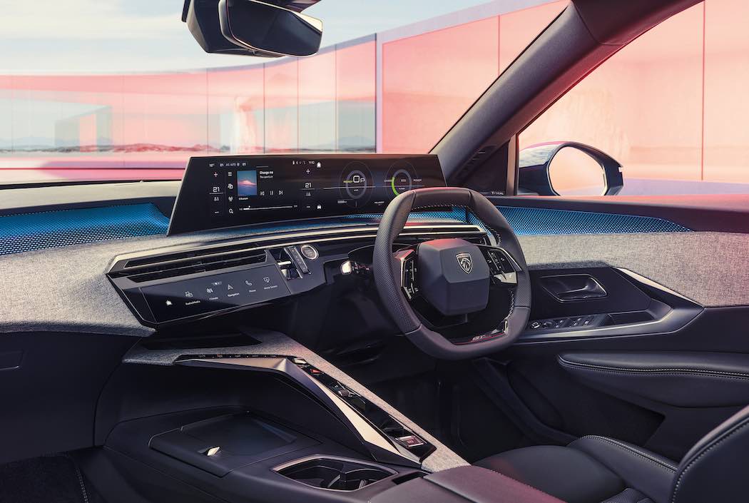 21インチのパノラミックカーブドディスプレイを搭載