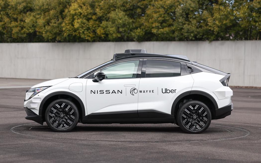 サイドボディには3社のロゴをプリント