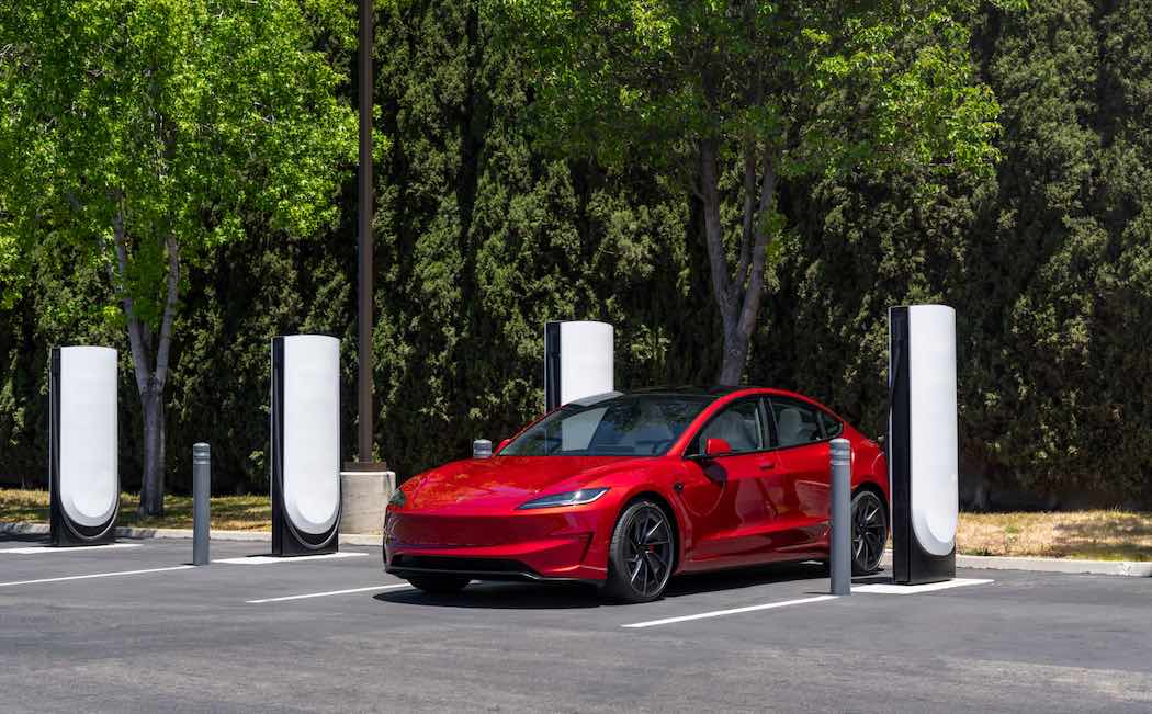 スーパーチャージャーで充電している間、デジタル・オプティマスがあなたの仕事のタスクを手伝ってくれる——そんな未来が訪れようとしている（クレジット：テスラ）