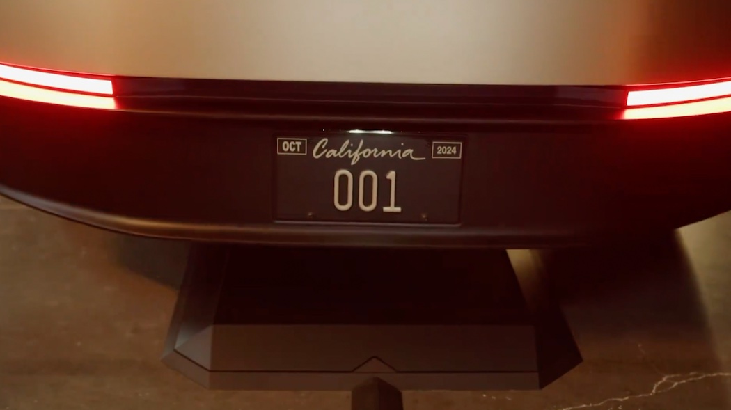 サイバーキャブは、ワイヤレス充電パッドでの充電を想定して設計されている（クレジット：テスラ）