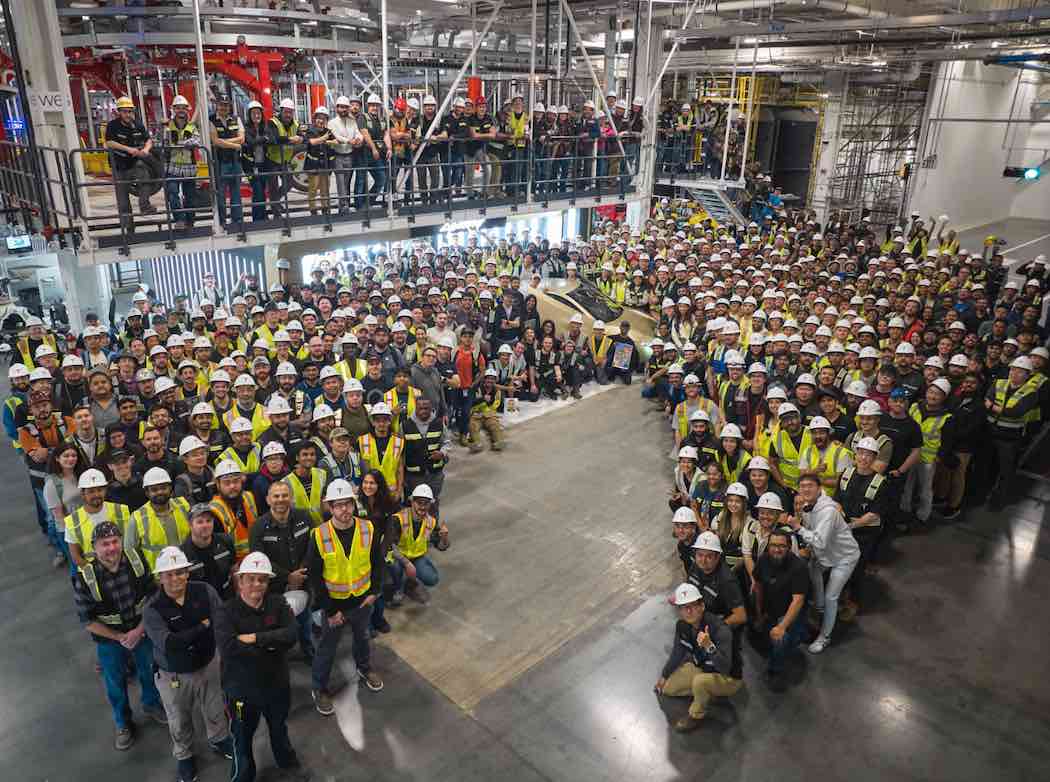 ギガ・テキサスで生産ラインから出た最初のサイバーキャブ（クレジット：テスラ） 