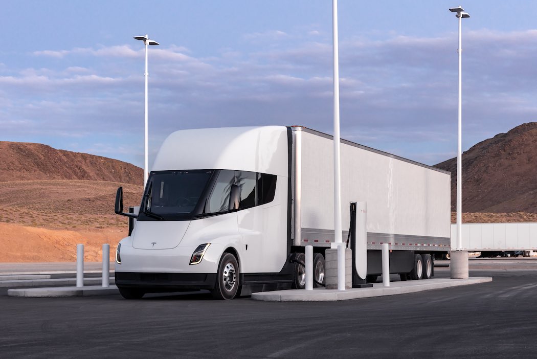 将来的には自動充電が可能となる予定のセミ