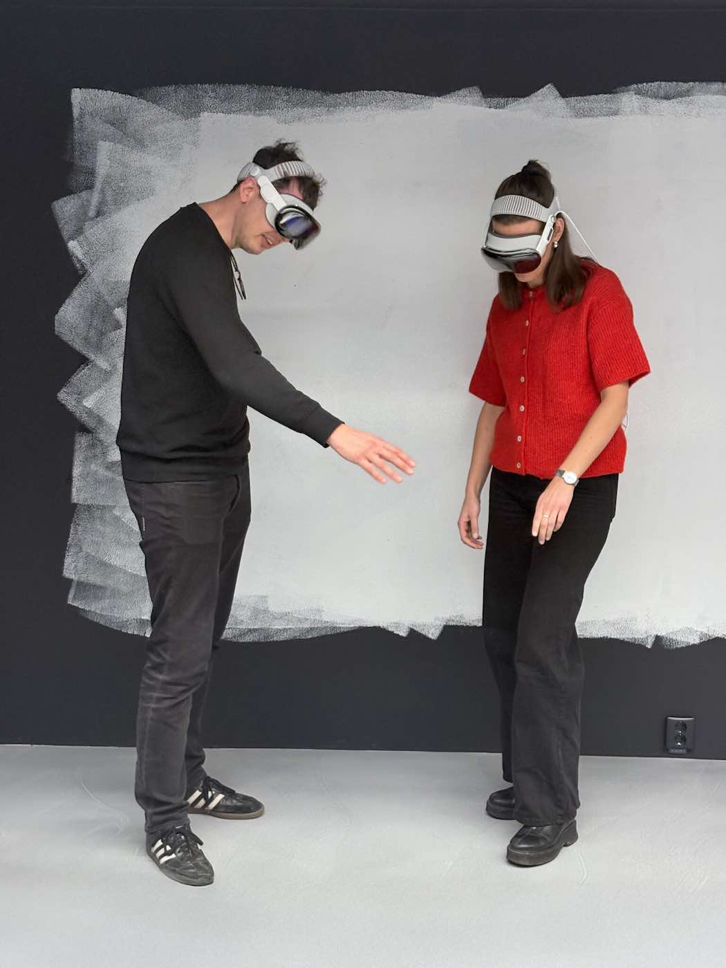 Apple Vision ProとCloudXRを使用するデザイナーたち。（画像提供：ボルボ・グループ）