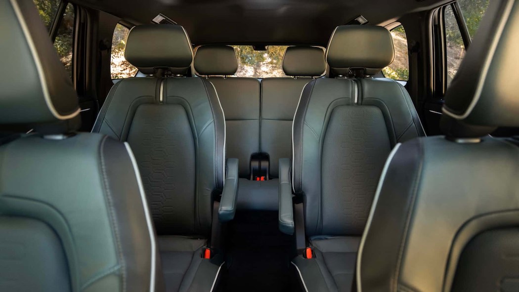 2列目をキャプテンシートとした6人乗り仕様も設定