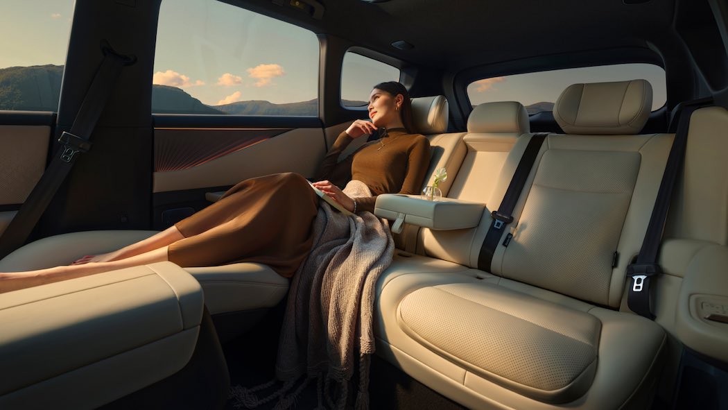 後席膝部空間は760mmを確保したNX8。前席はフラットにすることも可能