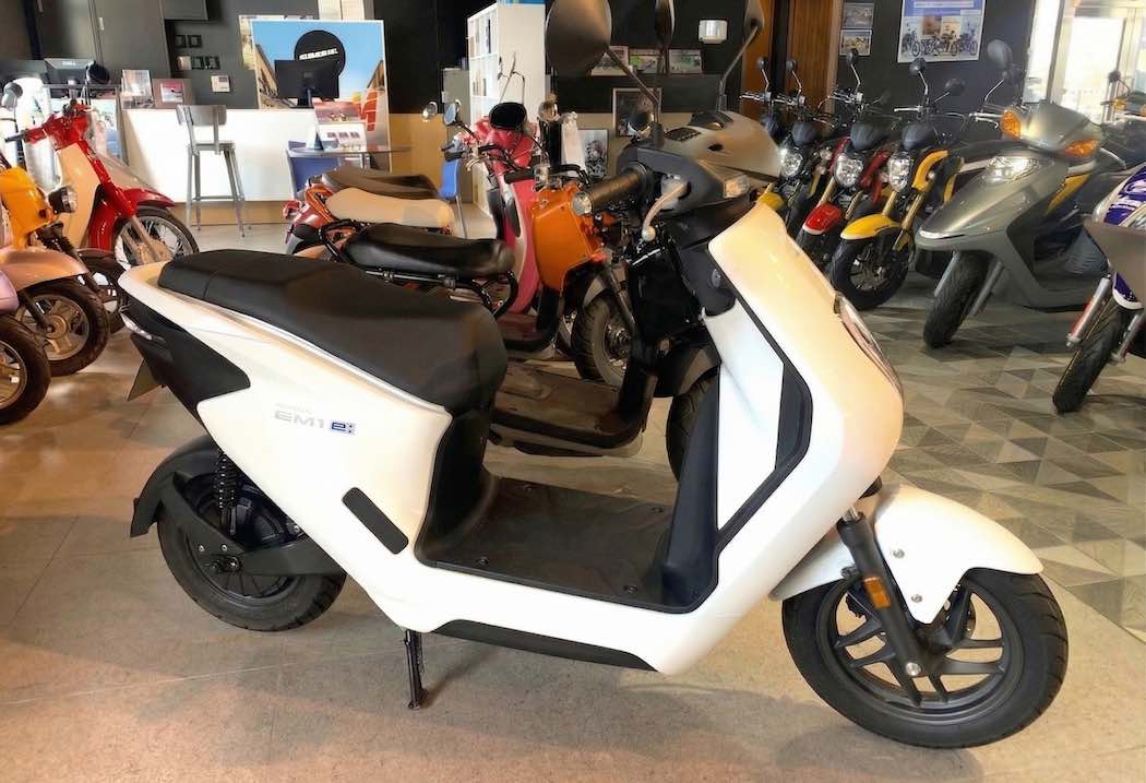 電動原動機付自転車も対象。写真はホンダのEM1e:(価格32万100円)