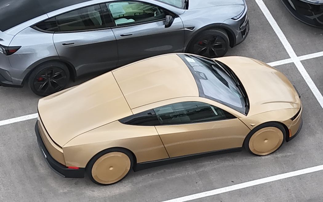 量産フェーズへ移行した「サイバーキャブ」。塗装仕上げのゴールドボディ（写真：@JoeTegtmeyerによるXの投稿より）