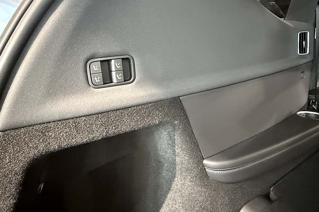 ２列目、3列目のシートはワンタッチでフラットにできる